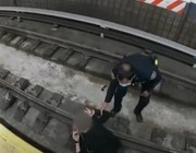 شرطيون ينقذون امرأة سقطت على سكة مترو الأنفاق بنيويورك (فيديو)