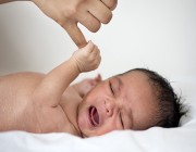 أعراض وعلاج الإمساك عند الرضع في الشهر الأول
