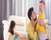 استشاري ينصح الوالدين:هذا السلوك يزرع الغيرة بين الأبناء