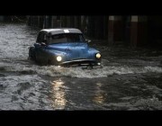 الفيضانات تغمر شوارع العاصمة الكوبية هافانا وسياراتها القديمة