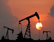 النفط يغلق مرتفعا في تعاملات متقلبة بدعم من شح بالإمدادات