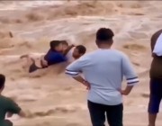 بالفيديو.. لحظة إنقاذ رجل لطفلين جرفتهما مياه السيول في عمان