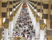 جموع المصلين يؤدون صلاة الجمعة في المسجد النبوي وسط جهود تنظيمية متكاملة