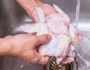 خبير تغذية يكشف مفاجأة: غسل الدجاج قبل الطهي يتسبب في هذا الأمر الخطير