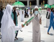 رئاسة شؤون الحرمين توزع 4 آلاف مظلة على الحجاج والعاملين في المسجد الحرام