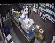 شاهد: تأثير زلزال الكويت على متجر لبيع مستلزمات الهواتف الذكية