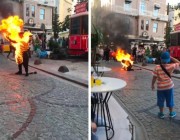شاهد.. تركي يشعل النار في جسده وسط ساحة في إسطنبول