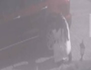 شاهد حصريا ..بالفديو شخص ملثم يتلف إطارات سيارة باستخدام سكين متوقفة أمام منزل في الرياض
