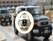 شرطة جدة نقبض على مقيمين ومخالف لنظام أمن الحدود ومواطن لسرقتهم ( 11) مركبة متوقفة