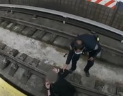 شرطيان ينقذان امرأة سقطت على سكة مترو الأنفاق بنيويورك (فيديو)
