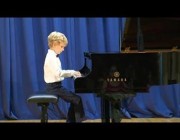 طفل بعمر السابعة يعزف البيانو بمهارة شديدة