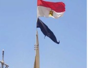 غضب في مصر بعد تمزيق “العلم” أعلى ساري بميدان شهير في الغردقة