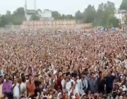 مشهد مهيب.. حشود ضخمة في الهند تهتف دفاعًا عن النبي : لبيك يا رسول الله