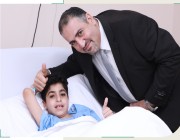 نجاح عملية نادرة .. أب يتبرع بكليته إلى طفله رغم اختلاف فصائل الدم