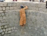 وصف بالمفجع.. فيديو لهندية تخاطر بحياتها لأجل الماء.. هكذا تتسلق