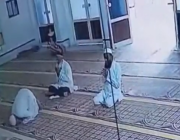 وفاة مسن هندي بالمسجد وهو يلهج بالدعاء إلى الله  (فيديو)