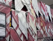 منها الشماغ والغترة.. الأزياء السعودية مقصد تذكاري للحجاج الأجانب وعائلاتهم (فيديو)
