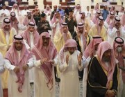 أمير الرياض يؤدي صلاة الميت على الأمير تركي بن سعود بن تركي بن سعود بن عبدالعزيز (صور)