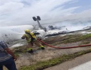 تحطم طائرة أثناء هبوطها بمطار في مقديشو ونجاة جميع ركابها (فيديو وصور)