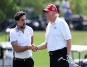 شاهد.. ترامب يلعب “الغولف” مع محافظ صندوق الاستثمارات العامة ياسر الرميان