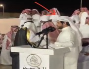 بالفيديو شخص يتلقى صفعة على وجهه أمام الجمهور من الشاعر