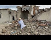 أفغان يبكون على أطلال منازلهم المدمرة إثر الزلزال ويلجؤون إلى الخيام