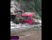 انهيار صخور ضخمة وتساقطها فوق سيارات بتركيا