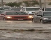 بالفيديو.. شوارع “أبو ظبي” تغرق بمياه الأمطار والسيول