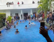 بعد اقتحام مقر إقامة الرئيس السريلانكي.. محتجون يستمتعون في مسبحه الخاص