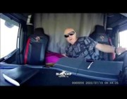 حـادث مفاجئ لقائد شاحنة روسي شعر بالجوع فأراد أخذ طعامه من خلفه