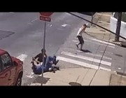 رجل يتبادل إطلاق النار مع مسلحين حاولا سرقته في وضح النهار بأمريكا