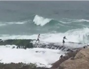 شاهد.. الأمواج تجرف عائلة من أحد شواطئ عمان إلى داخل البحر والشرطة تعلق