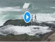 شاهد.. الأمواج تسحب عائلة من 5 أشخاص إلى عرض البحر