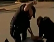 شاهد : الشرطة الأمريكية تعتدي بوحشية على شاب مسلم .. تعرف علي السبب