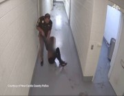 شاهد.. ضابط أمريكي يعتدي بوحشية على فتاة من أصول أفريقية أثناء احتجازها