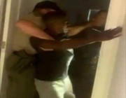 شاهد: ضباط شرطة يعتدون على شاب أمريكي بعد اقتحام منزله في ولاية “تينيسي”.. والسبب مفاجأة!