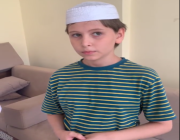شاهد| طفل يبهر نشطاء تويتر بحفظه للقرآن و”مسلم والبخاري”