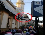 شاهد.. لحظة سقوط شاب من أعلى مسجد أثناء إلقاء بالونات العيد في مصر