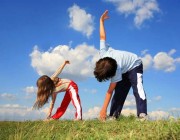 صحة الرياض: 4 خطوات توجه طفلك لممارسة النشاط البدني