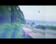 صخور عملاقة تهوي على شاحنات وتقطع الطريق بتركيا
