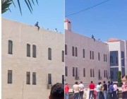 طالب يهدد بالانتحار من أعلى مبنى جامعة في الأردن.. فيديو