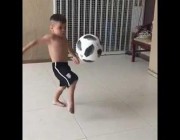 طفل برازيلي يظهر مهارة عالية في “تنطيط” الكرة