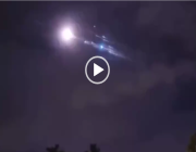 عاجل.. أول فيديو يوثق لحظة سقوط حطام الصاروخ الصيني