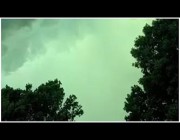عواصف شلالات تحول سماء ولاية داكوتا الأمريكية للون الأخضر
