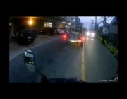 قائد دراجة نارية ينجح في تفادي ألواح زجاجية سقطت من سيارة كانت تسير أمامه