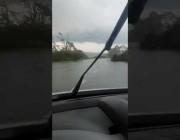 قائد مركبة يوثق لحظة مداهمة إعصار لمركبته في إستونيا