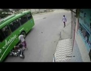 مشهد لا يصدق.. حافلة تدهس راكب دراجة نارية والعناية الإلهية تنقذه
