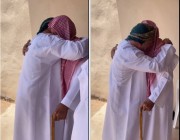 مشهد مؤثر.. عُماني يزور معلمه بالمملكة بعد 42 عامًا من الفراق