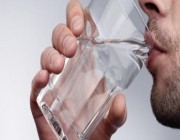 هل توجد علاقة بين شرب الماء والإصابة بـ”النقرس”؟  