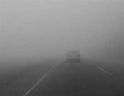 “المرور” يدعو لاتباع 6 قواعد أثناء القيادة في الضباب والظروف الجوية الطارئة